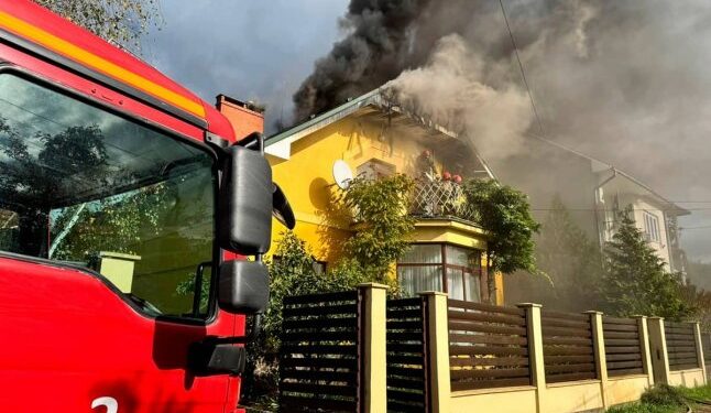 20 рятувальників гасили пожежу у двоповерховому будинку в Ужгороді — Закарпаття