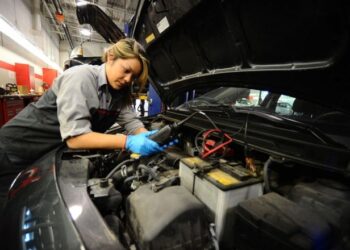 У Києві відкривають безоплатний курс для автомеханікинь-електрикинь – Техніка