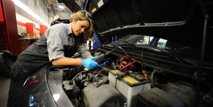 У Києві відкривають безоплатний курс для автомеханікинь-електрикинь – Техніка