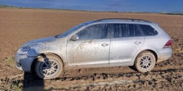 Поліція встановила водія, який збив велосипедиста, втік з місця ДТП та кинув машину у полі — Закарпаття
