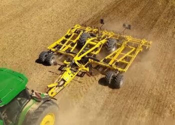 BEDNAR FENIX працює цілий рік: від стерні до глибокого рихлення – Техніка