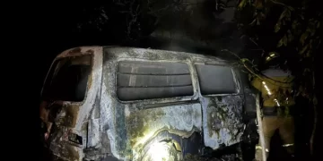 Вночі в Ужгороді згорів «бусик», припаркований у дворі домогосподарства — Закарпаття