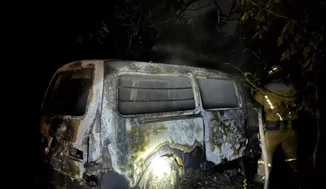 Вночі в Ужгороді згорів «бусик», припаркований у дворі домогосподарства — Закарпаття