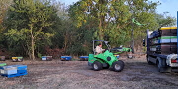 Як промислова пасіка транспортує медові корпуси – Техніка