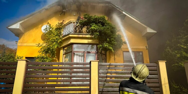 Через камін ледь не згорів будинок: рятувальники в Ужгороді понад 7 годин гасили масштабне займання (ФОТО) –