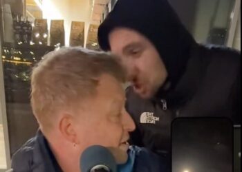 Чоловік, який вилаяв вуличного музиканта в Києві за відмову виконати російську пісню, перепросив