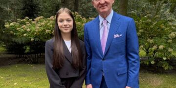 Дівчина, яка втратила ноги під час обстрілу Краматорська, зустрілася з Рінатом Ахметовим – ФК “Шахтар”