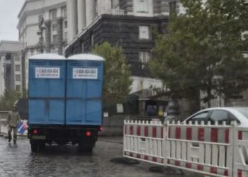 До Кабміну завезли біотуалети, а до Верховної Ради – воду – нардепка