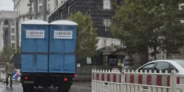 До Кабміну завезли біотуалети, а до Верховної Ради – воду – нардепка