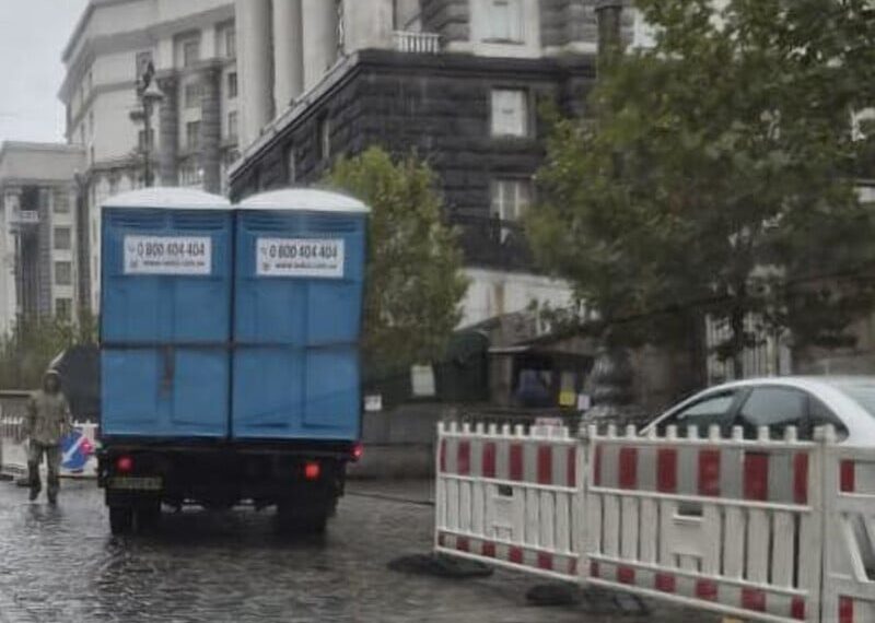 До Кабміну завезли біотуалети, а до Верховної Ради – воду – нардепка