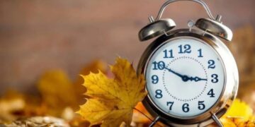 Додаткова година сну: коли Україна переходить на зимовий час і які переваги та недоліки цієї зміни –