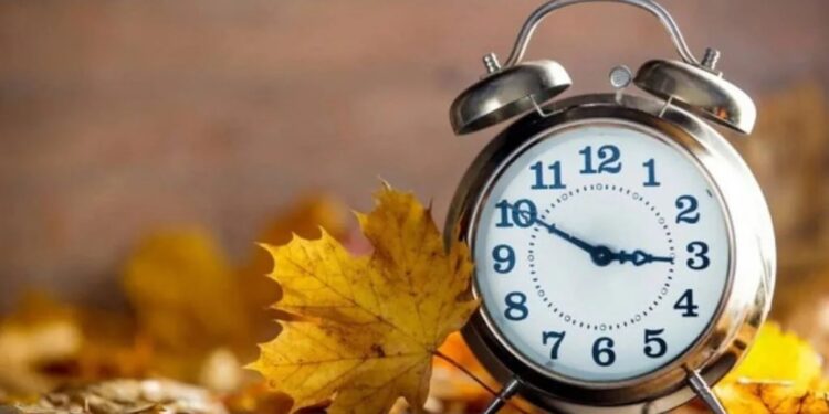 Додаткова година сну: коли Україна переходить на зимовий час і які переваги та недоліки цієї зміни –