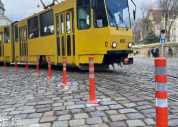 Економіка: Де у Львові замінюють пошкоджені делініатори