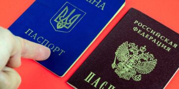 Ексдипломата підозрюють у допомозі росіянці з оформленням паспорта України. Для чого це їй?