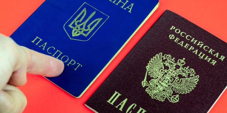 Ексдипломата підозрюють у допомозі росіянці з оформленням паспорта України. Для чого це їй?