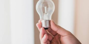 На скільки годин відключатимуть електроенергію 24 жовтня — Закарпаття