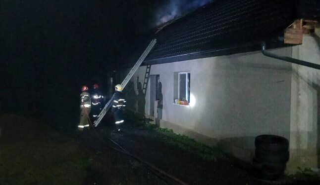 Власники помешкання прокинулися серед ночі: у Нижньому Солотвині горів будинок — Закарпаття