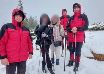 Гірські рятувальники надали допомогу матері з дитиною на Говерлі (ФОТО)