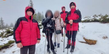 Гірські рятувальники надали допомогу матері з дитиною на Говерлі (ФОТО)