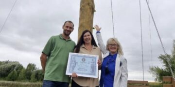 “Якщо розгойдатися – можна руками поколошматити хмаринки”. На Волині встановили найвищу гойдалку в Україні