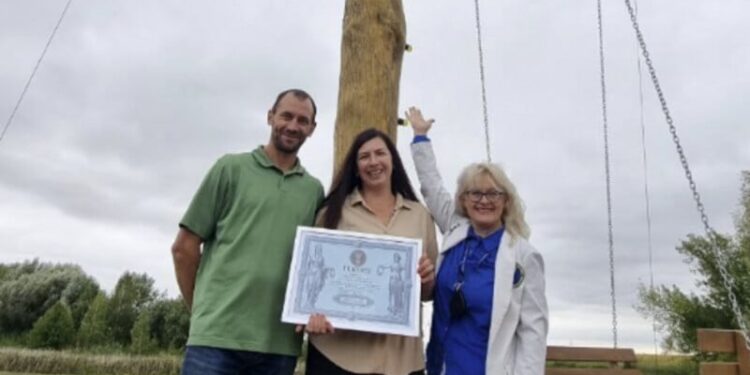 “Якщо розгойдатися – можна руками поколошматити хмаринки”. На Волині встановили найвищу гойдалку в Україні