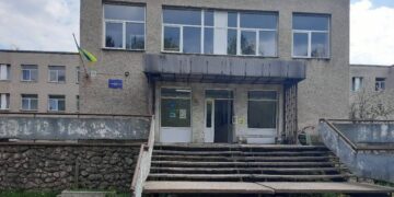 Керівник Великоберезнянської лікарні втік за кордон, залишивши заклад без керівництва та фінансування (ФОТО)