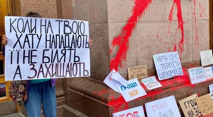 Кількість українців, які вважають, що треба критикувати владу навіть під час війни, зросла до 90%