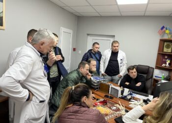 «Майже пів сотні пацієнтів»: Закарпатські лікарі разом з американськими колегами рятують військових із найскладнішими травмами –