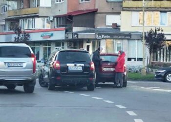 Масштабна ДТП біля “16-поверхівки” в Ужгороді: рух по Верховинській ускладнено –