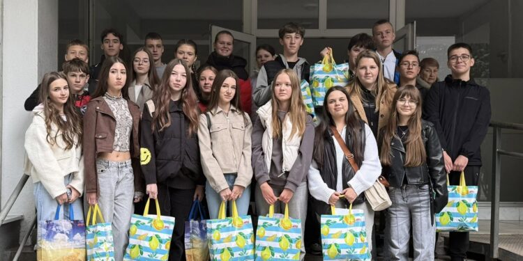 Мукачівські школярі провідали захисників у шпиталі (ФОТО)