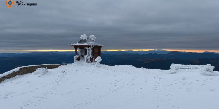 На горі Піп Іван Чорногірський — мінус 6 і хмарно (ФОТО)