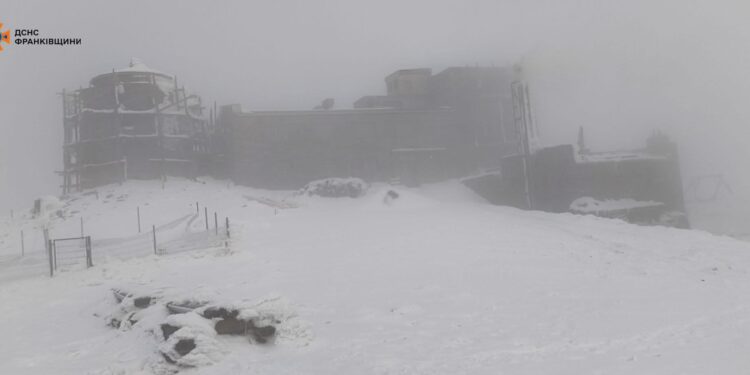 На горі Піп Іван Чорногірський – мороз та туман (ФОТО)