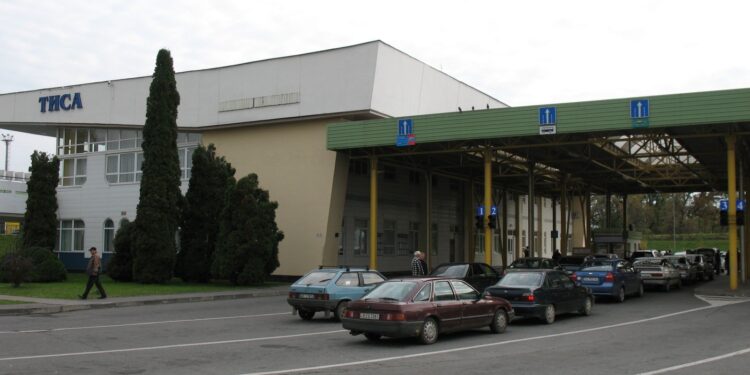 На кордоні з Угорщиною уповільнено рух у пункті пропуску “Чоп (Тиса)”