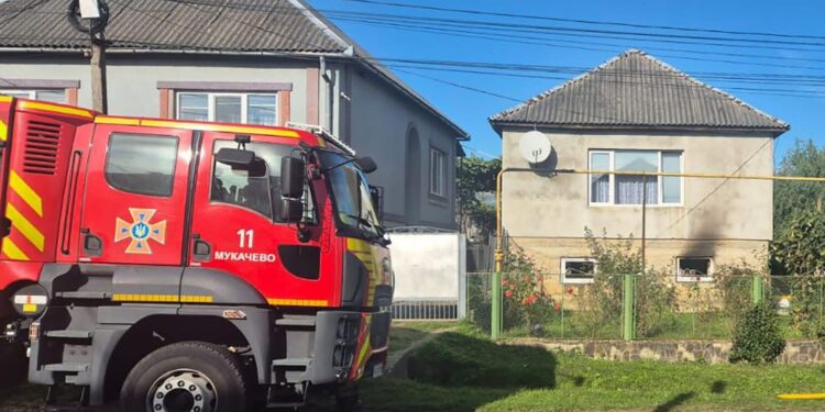 На Мукачівщині сусіди врятували будинок від масштабної пожежі (ФОТО)
