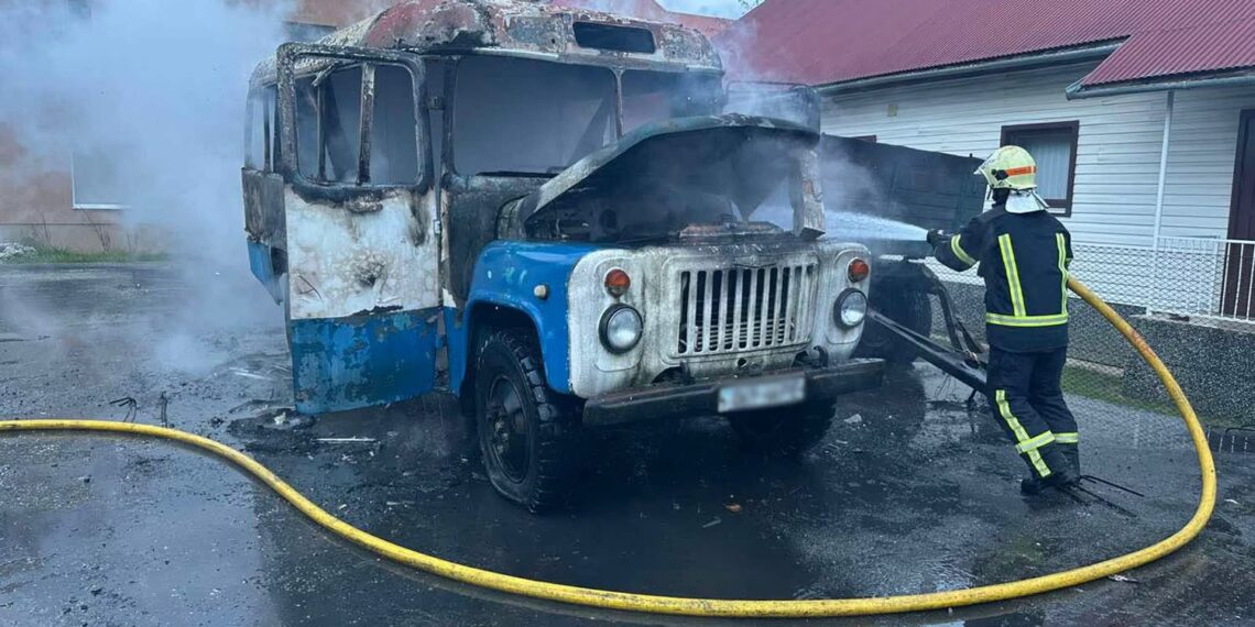 На підприємстві Тячівщини загорівся автобус (ФОТО)