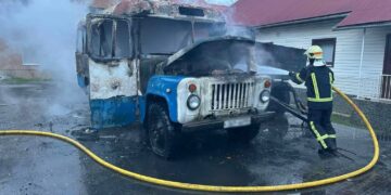 На підприємстві Тячівщини загорівся автобус (ФОТО)