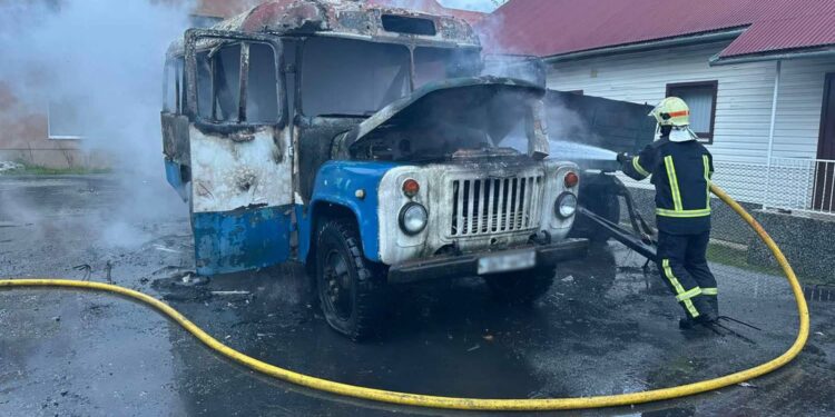 На підприємстві Тячівщини загорівся автобус (ФОТО)