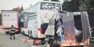 На трасі D1 у Чехії зіткнулися автобус із Рахова та вантажівка (ФОТО)