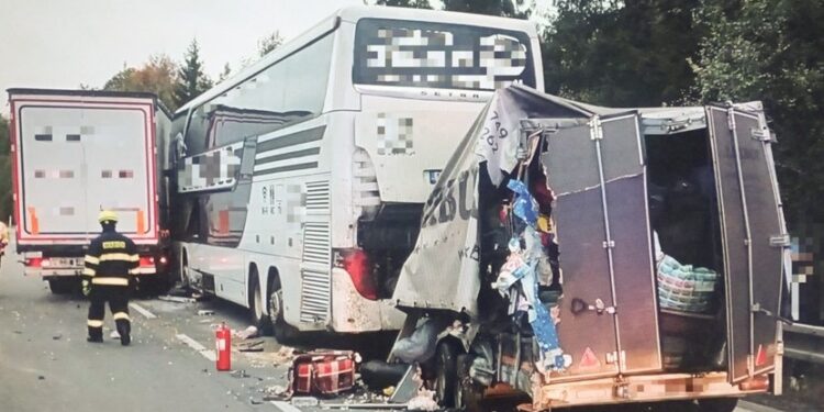 На трасі D1 у Чехії зіткнулися автобус із Рахова та вантажівка (ФОТО)