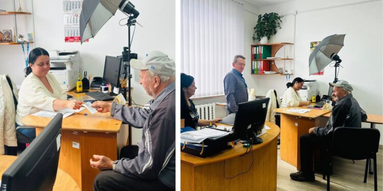 На Закарпатті 77-річний чоловік отримав паспорт після десятиліть життя без документів (ФОТО)