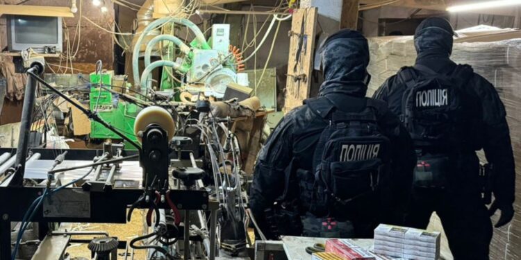 На Закарпатті викрили підпільний тютюновий цех у занедбаній стайні (ФОТО)