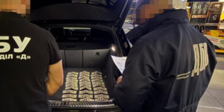 На Закарпатті викрили прикордонників, які «продавали» маршрути для незаконного перетину кордону (ФОТО)