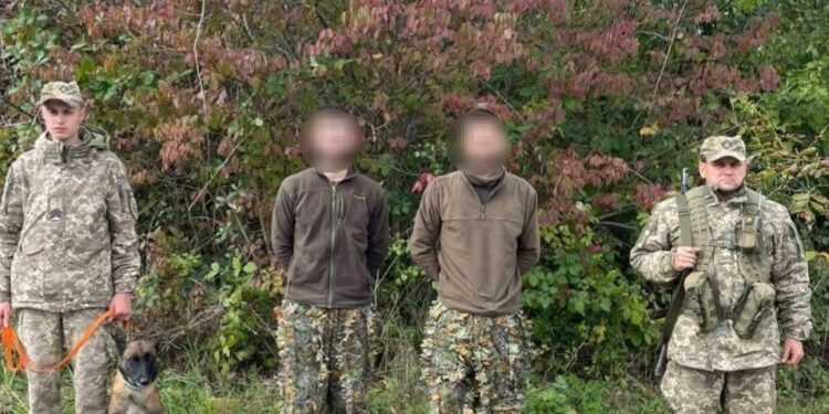 На Закарпатті затримали двох киян у камуфляжі за 50 метрів від кордону (ФОТО)