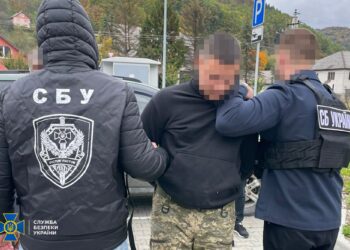 На Закарпатті затримали прикордонника, який за $4 тис. переправляв ухилянтів за кордон (ФОТО)