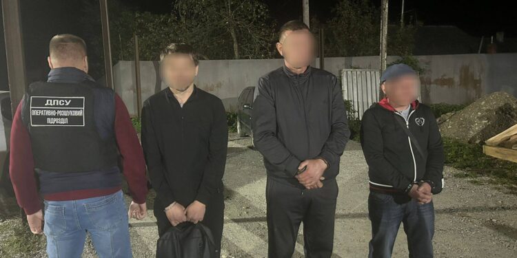 Неподалік Ужгорода на шляху до кордону з ЄС затримали переправники разом з «клієнтом» (ФОТО)