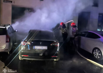 Нічна пожежа в Ужгороді: Tesla Model 3 згоріла, пошкоджено ще два авто (ФОТО) –