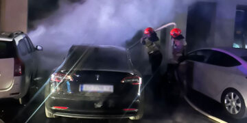 Нічна пожежа в Ужгороді: Tesla Model 3 згоріла, пошкоджено ще два авто (ФОТО) –