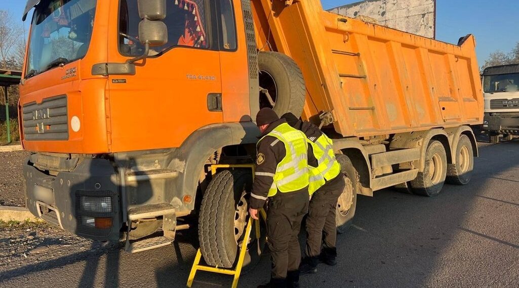 Перевізників на Закарпатті покарали за руйнування доріг перевантаженими фурами (ФОТО)