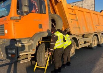 Перевізників на Закарпатті покарали за руйнування доріг перевантаженими фурами (ФОТО)