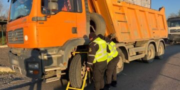 Перевізників на Закарпатті покарали за руйнування доріг перевантаженими фурами (ФОТО)